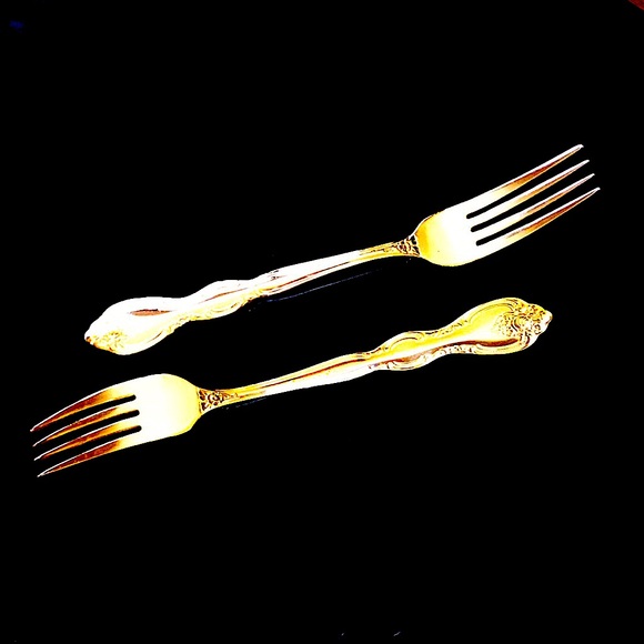 Gold tone flatware for 12 formal placesettings, plus more, by International. - Picture 6 of 11